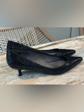 Women’s STUART WEITZMAN Black snakeskin embossed kitten heel pumps- Size 6